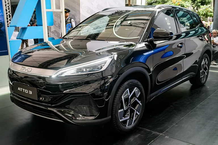 BYD Atto 3 Premium Cosmos Black pandangan hadapan