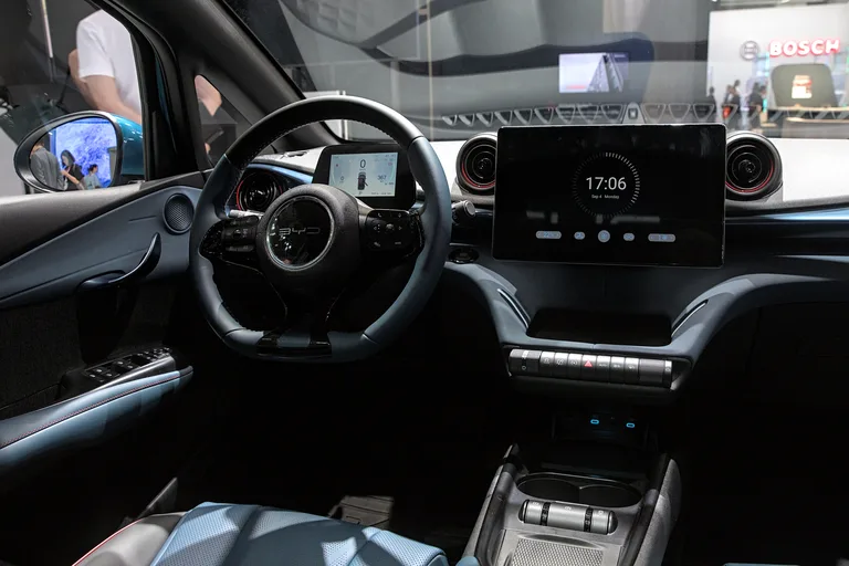 BYD Dolphin pandangan hadapan IAA Frankfurt 2023