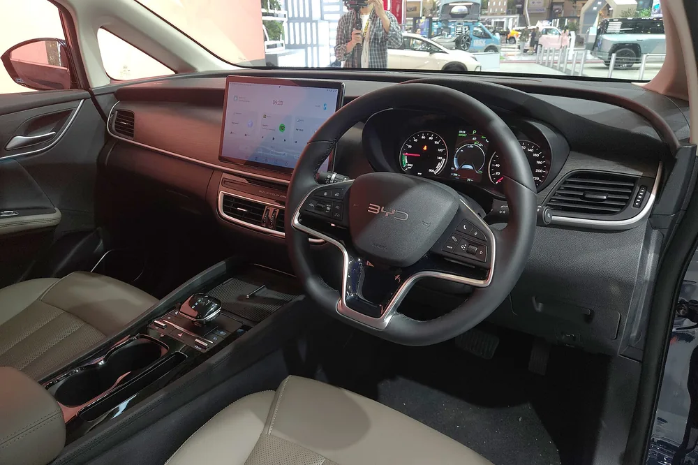 BYD M6 interior dashboard and 7-seat layout
