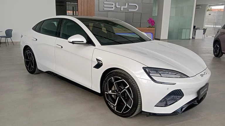 BYD Seal Performance AWD Aurora White front view 2024