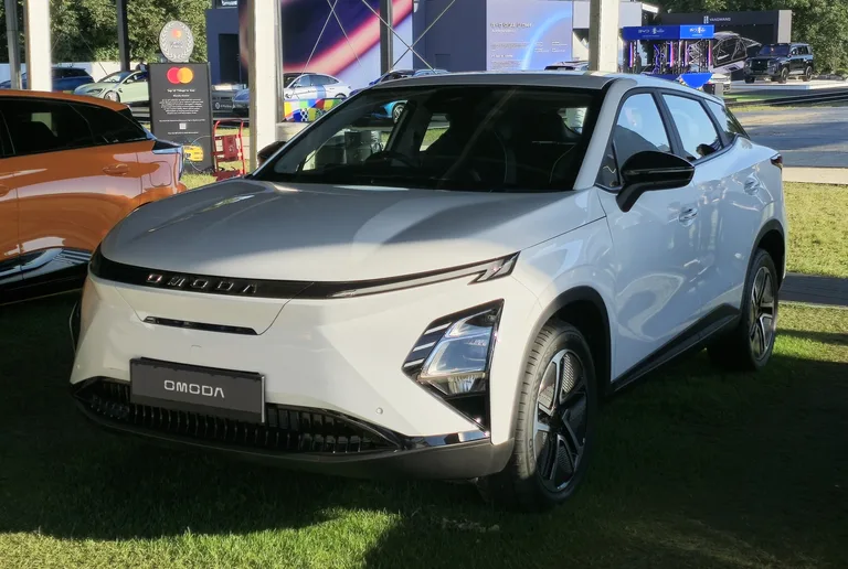 Chery Omoda E5 pandangan hadapan 2024