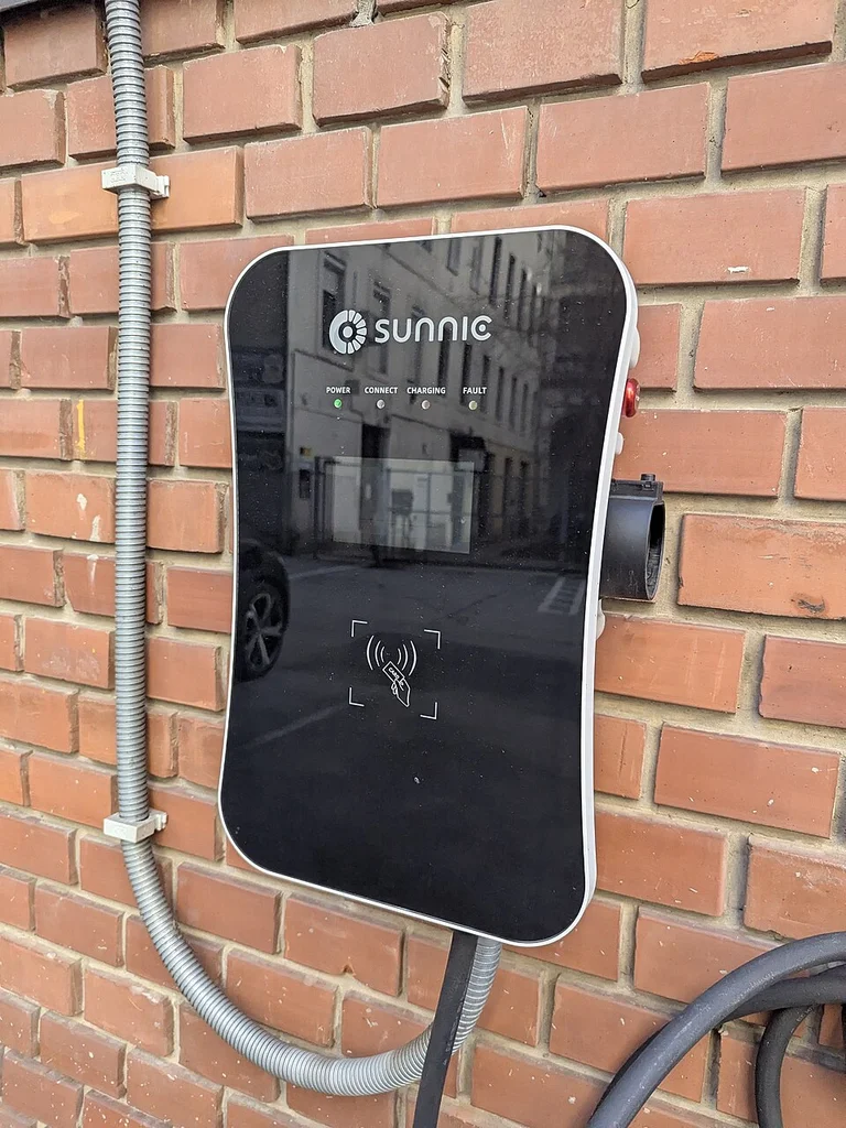 Sunnic commercial EV wallbox charger installed at parking facility for business charging