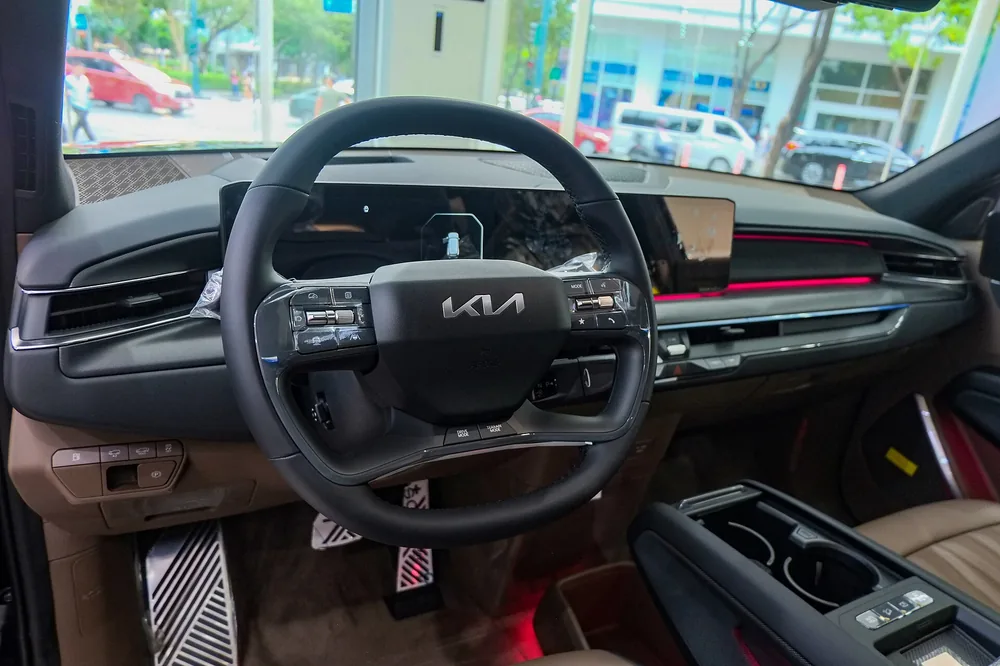 Kia EV9 GT-Line interior dual-screen dashboard