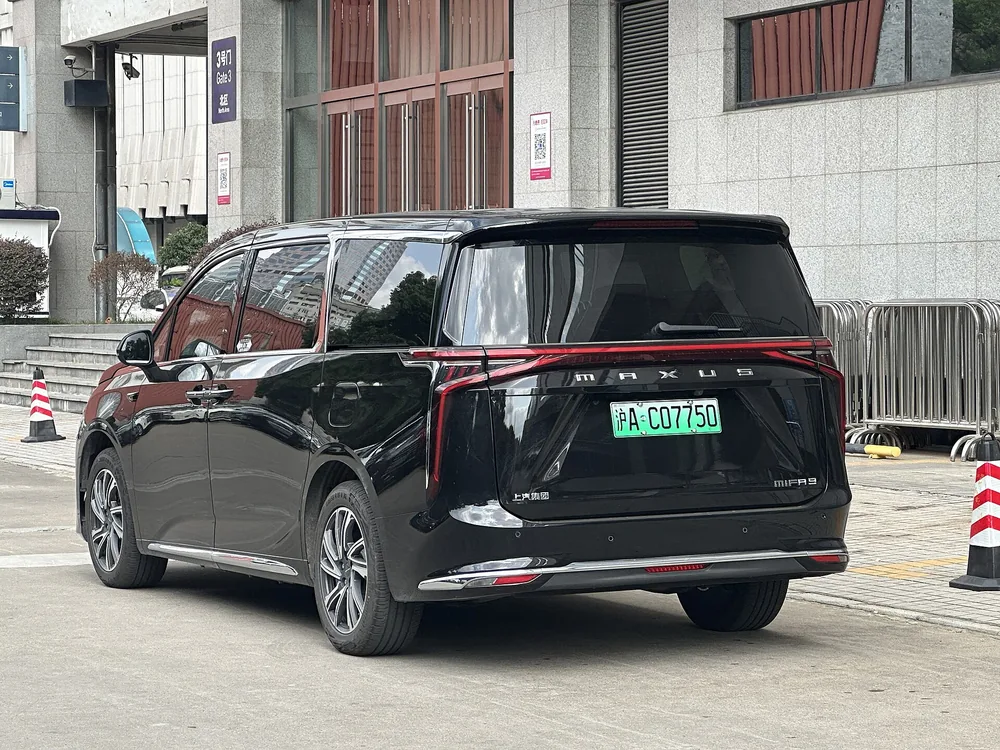 Maxus MIFA 9 interior luxury cabin captain seats