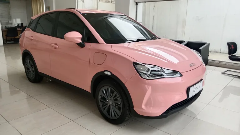 Neta V kereta elektrik pandangan sisi 2024