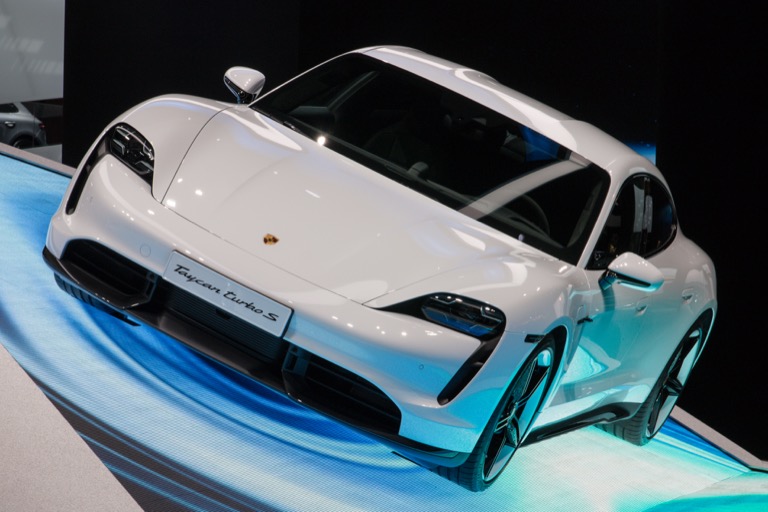 Porsche Taycan di IAA 2019 - contoh EV prestasi tinggi roadtax Band D
