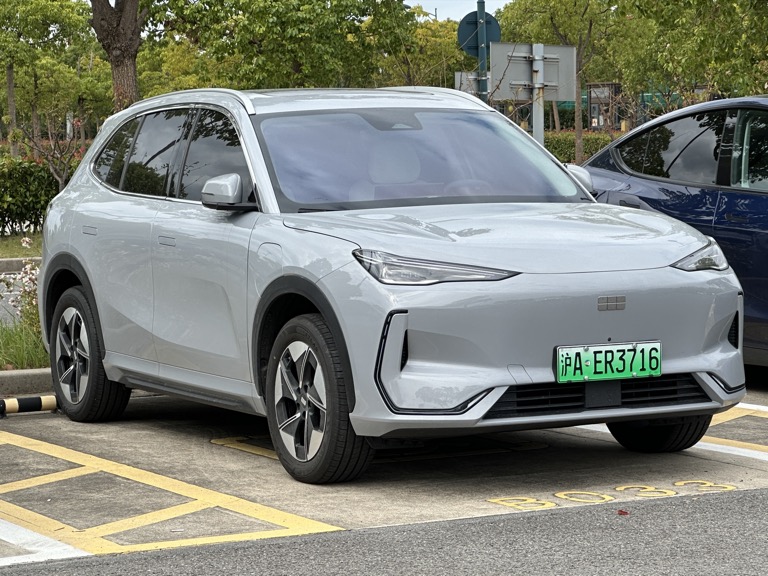 Proton eMas 5 Geely Galaxy E5 side view