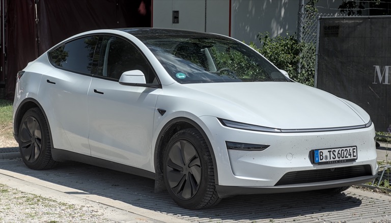 Tesla Model Y 2025 kereta elektrik - roadtax Band C Malaysia 2026