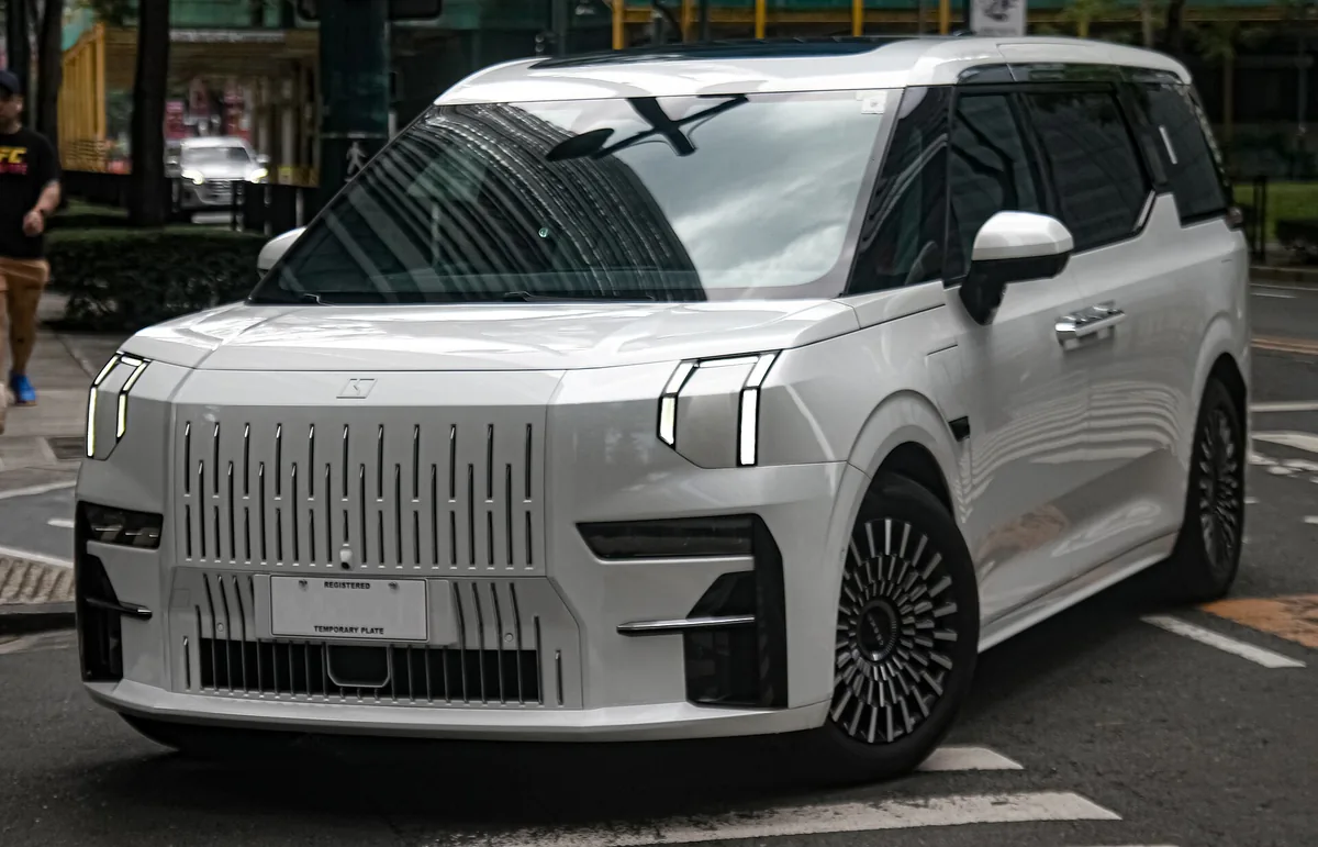 ZEEKR 009 Crystal White luxury electric MPV