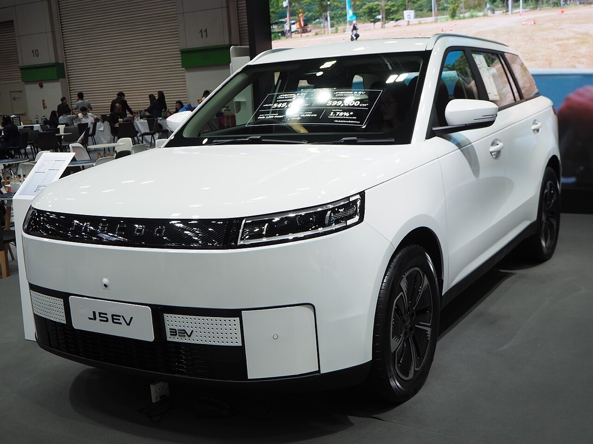 Jaecoo J5 EV Long Range Max 2025 side profile
