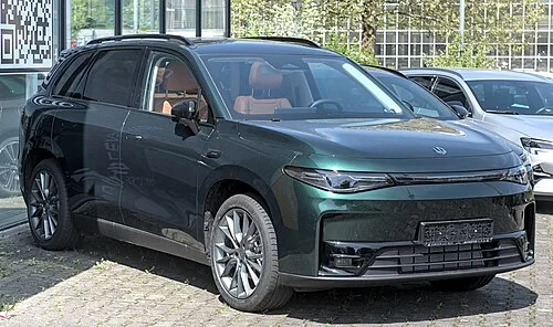 Leapmotor C10 Plus front three-quarter exterior view at auto show 2025