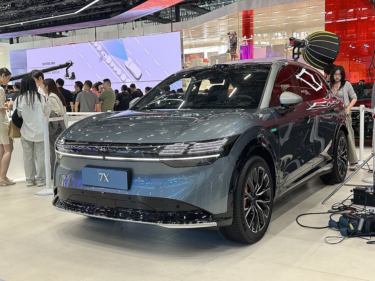 Zeekr 7X electric SUV side profile view 2026